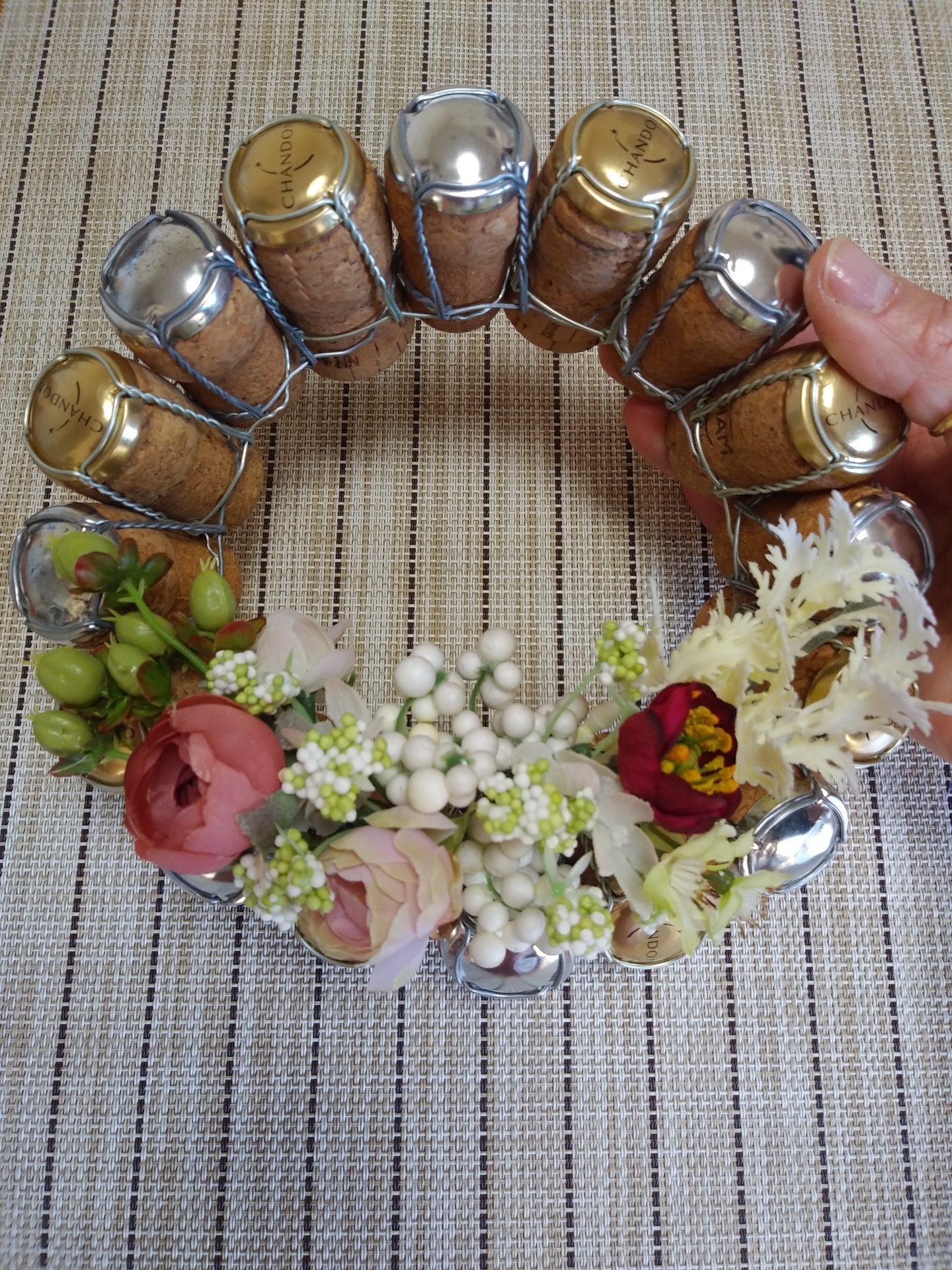 シャンパンコルクとフェイクフラワーのリース シャンパンコルクとフェイクフラワーのリース