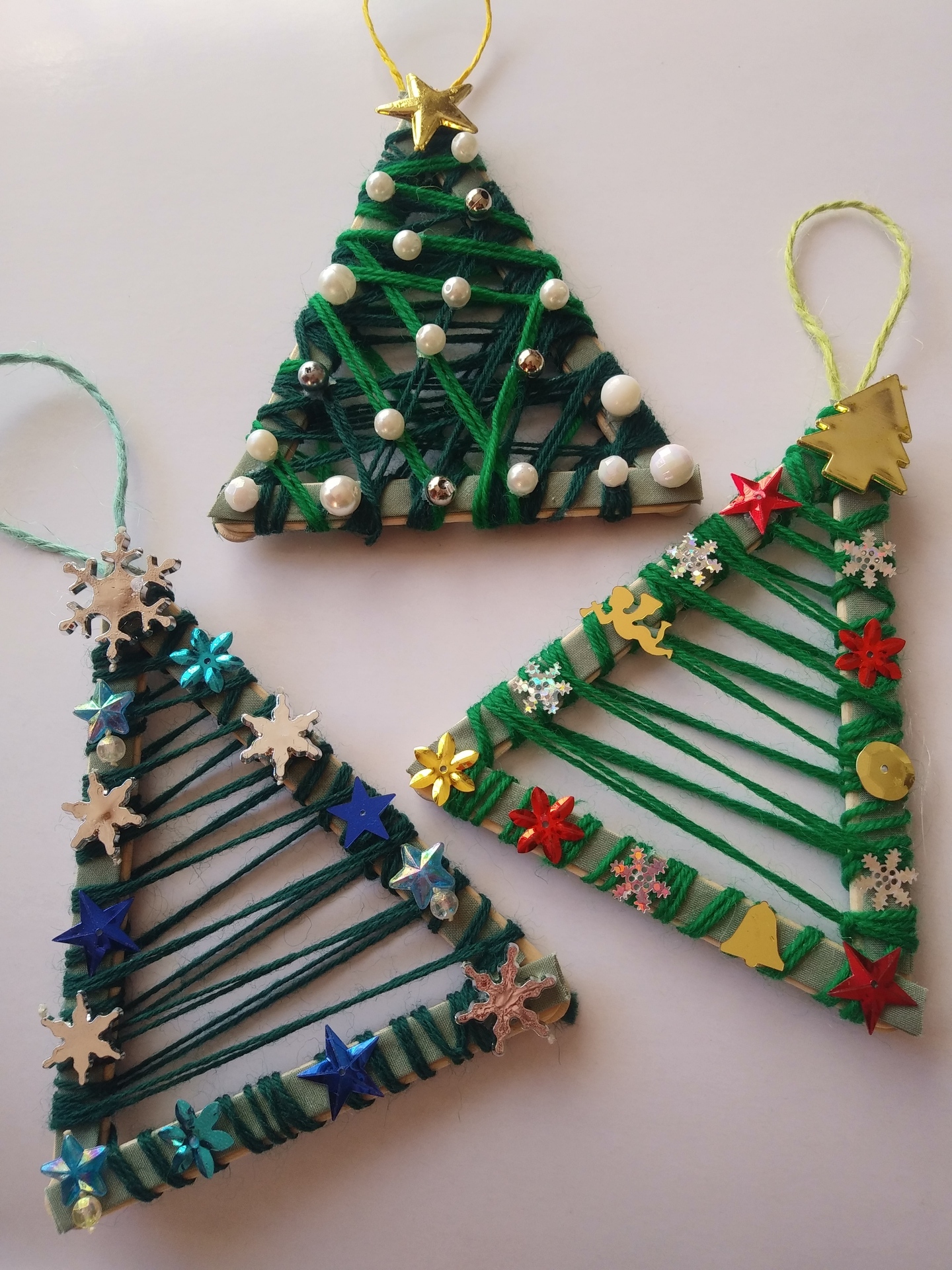アイス棒と毛糸と松ぼっくりで作るクリスマス飾り デイサービの創作
